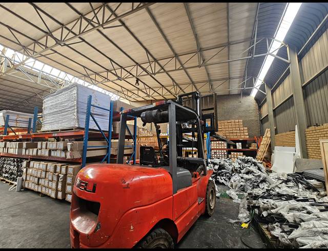 1,415M² WAREHOUSE TO LET IN MEADOWDALE